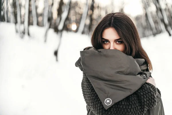 Menina Bonita Andando Floresta Inverno — Fotografia de Stock