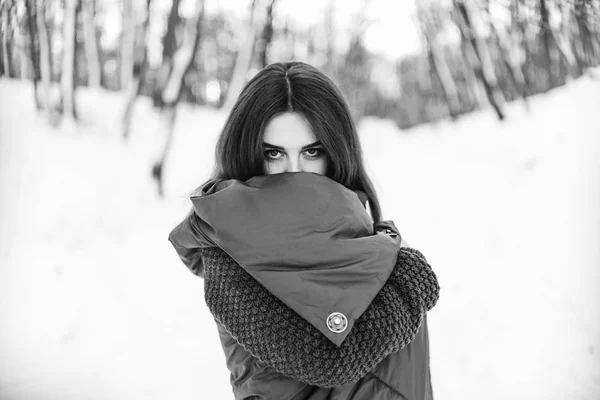 Vacker Flicka Vandrar Skogen Vinter — Stockfoto