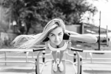 Genç ve güzel sportif kız egzersiz sokakta açık