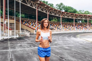 Çalıştıran ve müzik açık bekleyen oldukça sportif kız