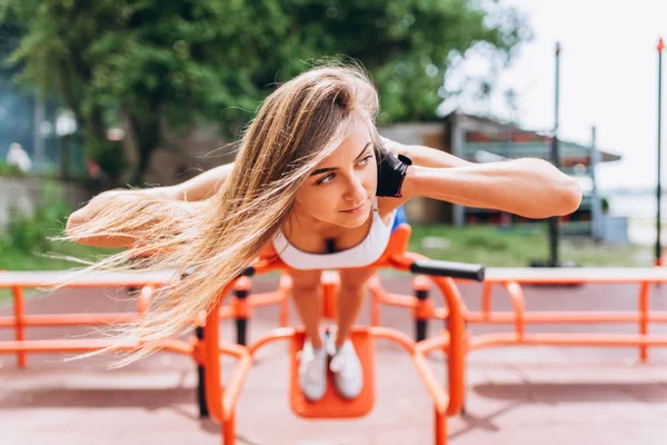 Bella Giovane Ragazza Sportiva Allenamento All Aperto Strada — Foto Stock