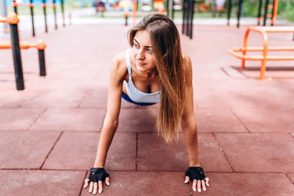 Досить Молода Спортивна Дівчина Тренується Вулиці — стокове фото