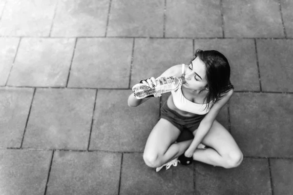 Leuke Sportieve Meisje Ontspannen Buiten Training Met Flesje Water Handen — Stockfoto