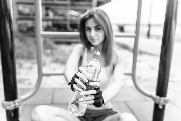 Roztomilá Dívka Sportovní Relaxační Venkovní Trénink Lahví Vody Ruce — Stock fotografie