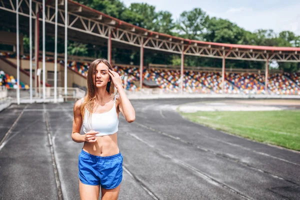 Docela Sportovní Dívka Běží Venkovní Ulici — Stock fotografie