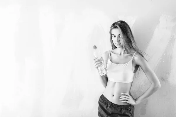 Αρκετά Σπορ Κορίτσι Στέκεται Κοντά Τοίχο Μετά Την Προπόνηση Μπουκάλι — Φωτογραφία Αρχείου
