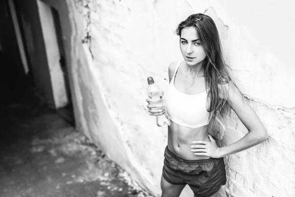 Bardzo Sportowy Dziewczynę Stojącą Pobliżu Ściany Treningu Butelka Wody — Zdjęcie stockowe