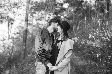 Mutlu genç romantik çift birlikte vakit geçirmek açık