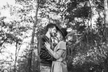 Mutlu genç romantik çift birlikte vakit geçirmek açık