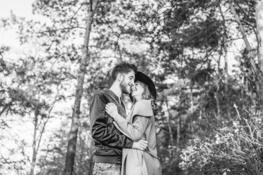 Mutlu genç romantik çift birlikte vakit geçirmek açık