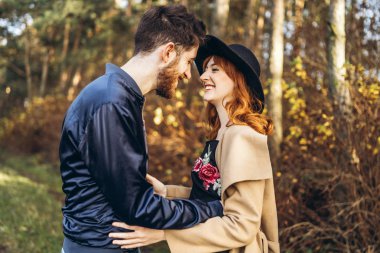 Mutlu genç romantik çift birlikte vakit geçirmek açık