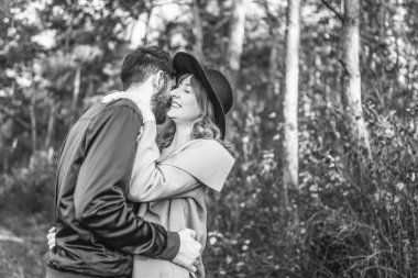 Mutlu genç romantik çift birlikte vakit geçirmek açık