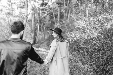 Mutlu genç romantik çift birlikte vakit geçirmek açık