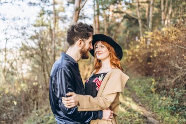 Mutlu genç romantik çift birlikte vakit geçirmek açık