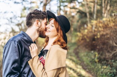 Mutlu genç romantik çift birlikte vakit geçirmek açık