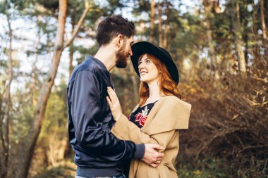 Mutlu genç romantik çift birlikte vakit geçirmek açık