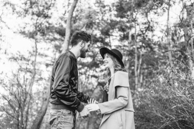 Mutlu genç romantik çift birlikte vakit geçirmek açık