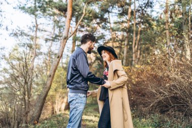 Mutlu genç romantik çift birlikte vakit geçirmek açık