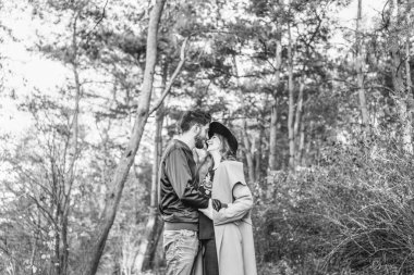 Mutlu genç romantik çift birlikte vakit geçirmek açık