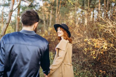 Mutlu genç romantik çift birlikte vakit geçirmek açık