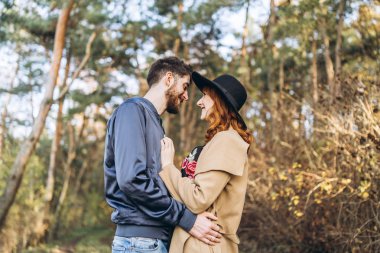 Mutlu genç romantik çift birlikte vakit geçirmek açık