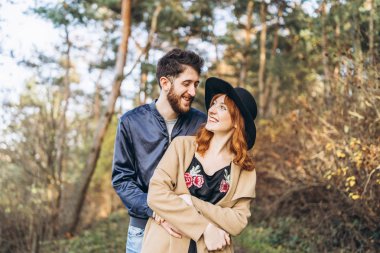 Mutlu genç romantik çift birlikte vakit geçirmek açık