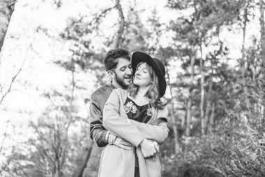 Mutlu genç romantik çift birlikte vakit geçirmek açık