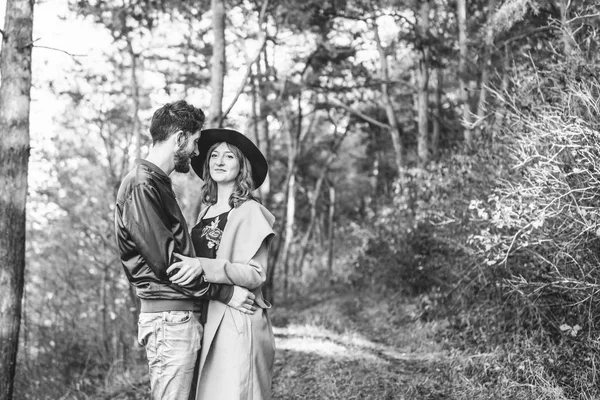 Glückliches Junges Romantisches Paar Verbringt Zeit Zusammen Freien — Stockfoto