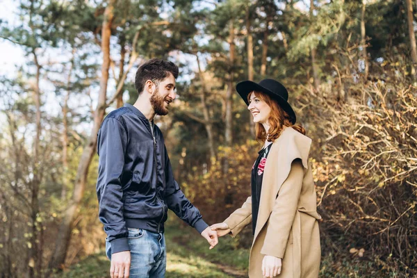 Feliz Pareja Romántica Joven Pasar Tiempo Juntos Aire Libre —  Fotos de Stock