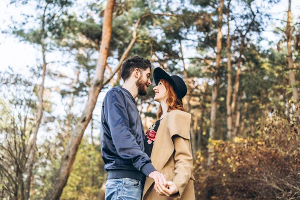 Glückliches Junges Romantisches Paar Verbringt Zeit Zusammen Freien — Stockfoto