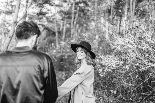 Mutlu genç romantik çift birlikte vakit geçirmek açık