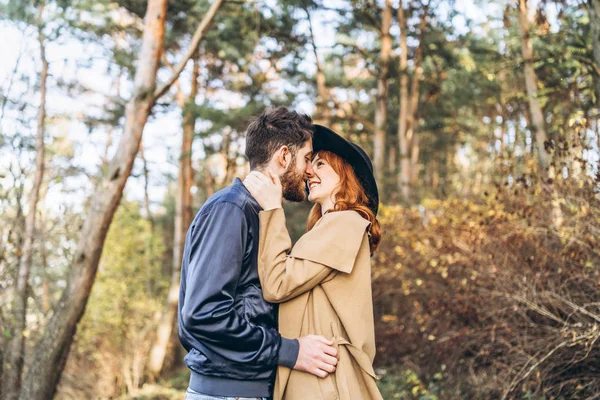 Mutlu genç romantik çift birlikte vakit geçirmek açık