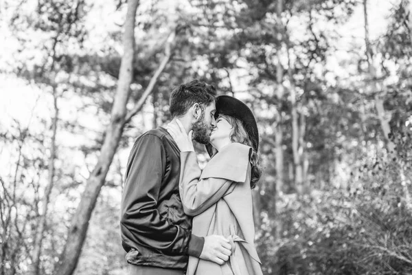 Mutlu genç romantik çift birlikte vakit geçirmek açık