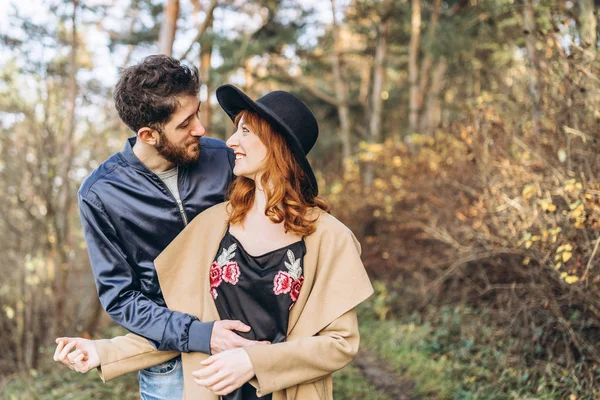 Felice Giovane Coppia Romantica Trascorrere Del Tempo Insieme All Aperto — Foto Stock