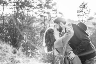 Mutlu genç romantik çift birlikte vakit geçirmek açık