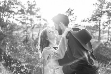 Mutlu genç romantik çift birlikte vakit geçirmek açık