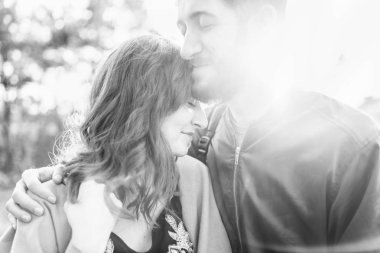 Mutlu genç romantik çift birlikte vakit geçirmek açık