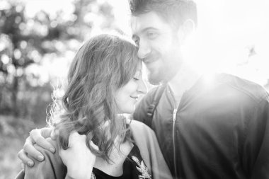 Mutlu genç romantik çift birlikte vakit geçirmek açık