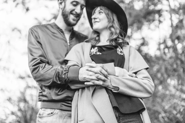 Glückliches Junges Romantisches Paar Verbringt Zeit Zusammen Freien — Stockfoto