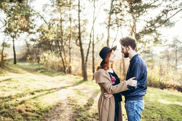 Šťastný Mladý Romantický Pár Trávit Čas Společně Venkovní — Stock fotografie