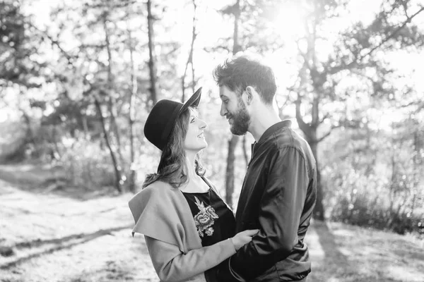 Feliz Jovem Romântico Casal Passar Tempo Juntos Livre — Fotografia de Stock