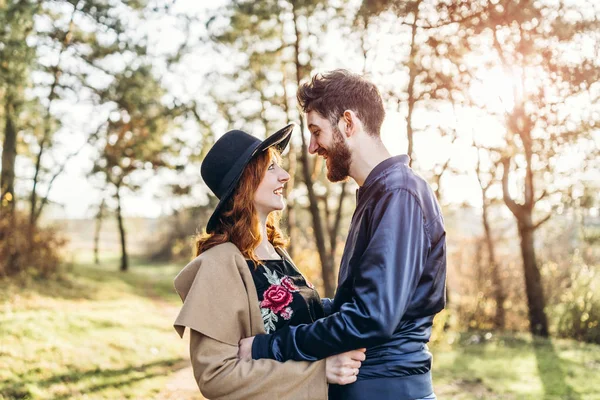 Glückliches Junges Romantisches Paar Verbringt Zeit Zusammen Freien — Stockfoto