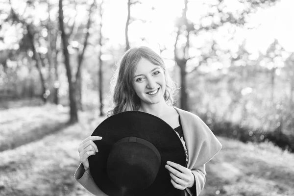 Bella Felice Ragazza Capelli Lunghi Piedi Nella Foresta — Foto Stock