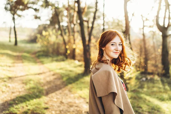美丽和快乐的红头发女孩走在森林里 — 图库照片