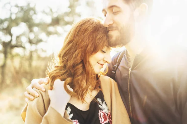 Heureux Jeune Couple Romantique Passer Temps Ensemble Plein Air — Photo