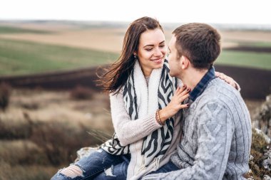 Romantik mutlu çift keyfini birlikte vakit açık