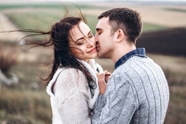 Romantik mutlu çift keyfini birlikte vakit açık