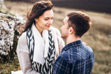 Romantik mutlu çift keyfini birlikte vakit açık