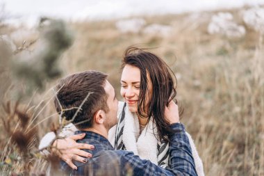 Romantik mutlu çift keyfini birlikte vakit açık