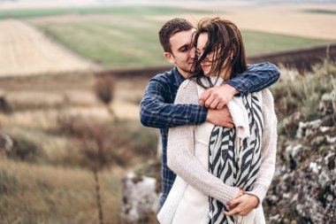 Romantik mutlu çift keyfini birlikte vakit açık